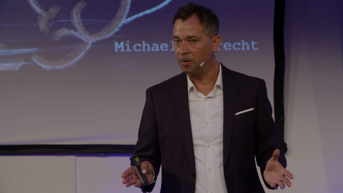 Michael Albrecht bei einem Impulsvortrag auf der Bühne